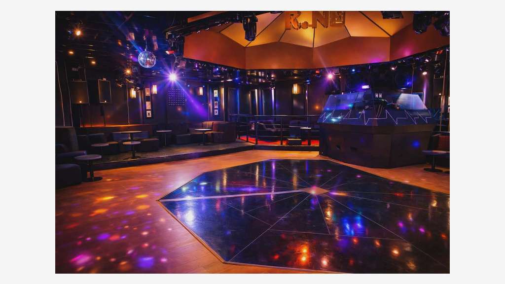Vente club & bar murs & FDC emplacement N°1 Plesse