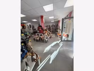 AV fonds FDC fleuriste et prêt-à-porter à Reims