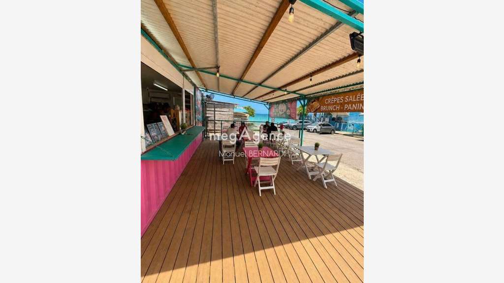 Vente snack glacier en bord de plage le Gosier