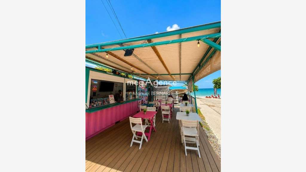 Vente snack glacier en bord de plage le Gosier