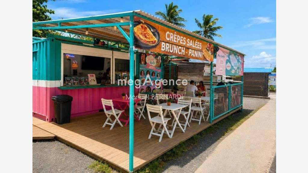 Vente snack glacier en bord de plage le Gosier
