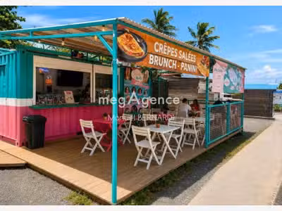 Vente snack glacier en bord de plage le Gosier