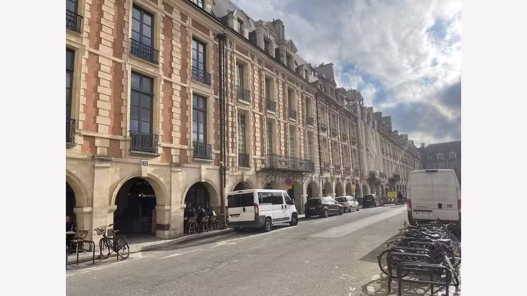 AV coffee shop terrasse à Paris place des Vosges