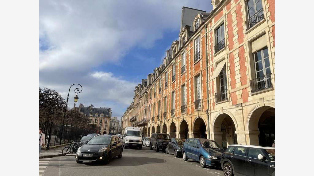 AV coffee shop terrasse à Paris place des Vosges
