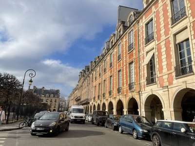 AV coffee shop terrasse à Paris place des Vosges