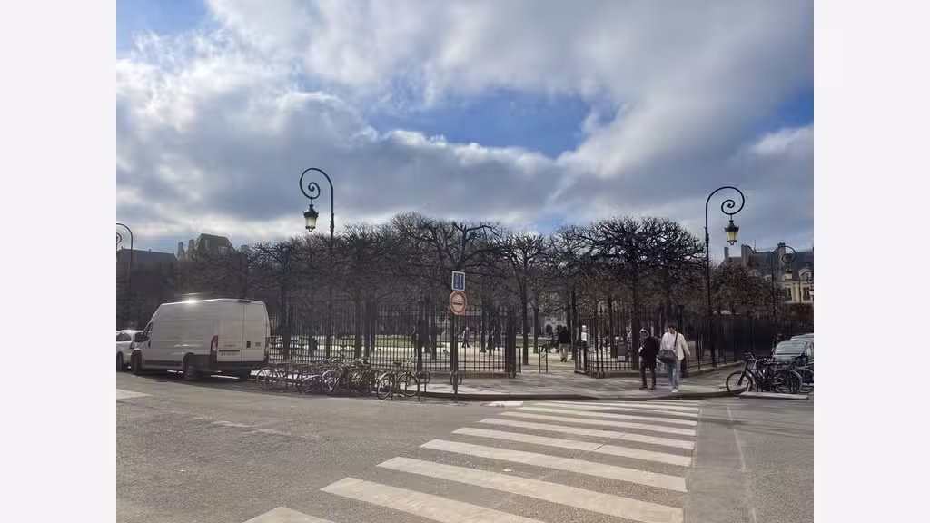 AV coffee shop terrasse à Paris place des Vosges