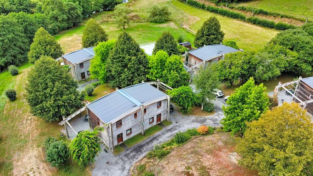Domaine touristique clé en main – 10 chalets – 72