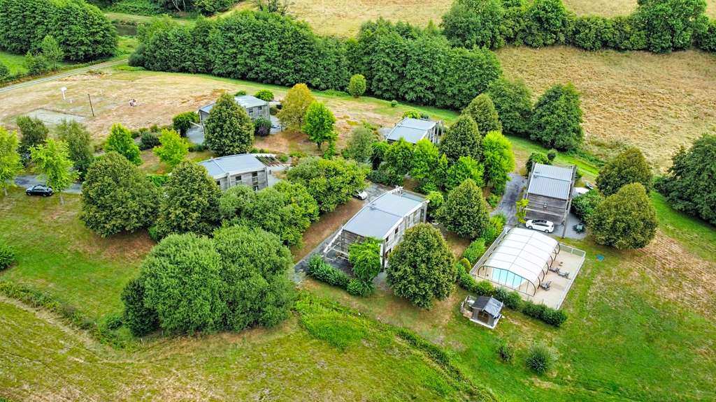 Domaine touristique clé en main – 10 chalets – 72