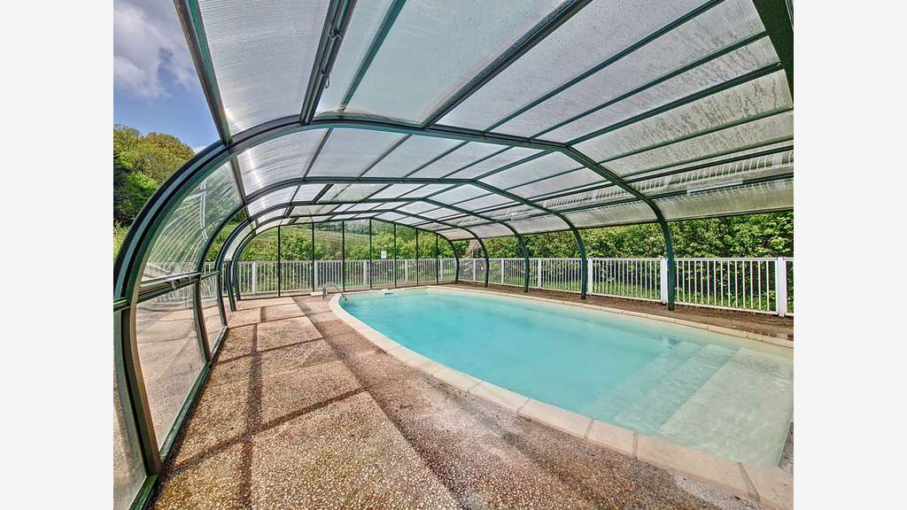 Domaine touristique clé en main – 10 chalets – 72