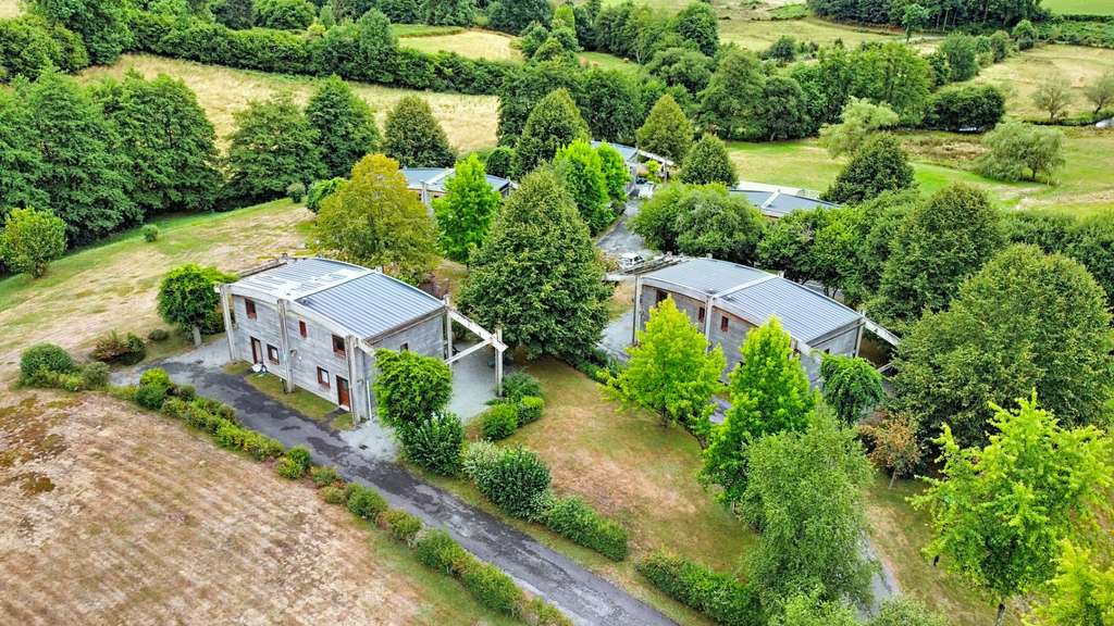 Domaine touristique clé en main – 10 chalets – 72