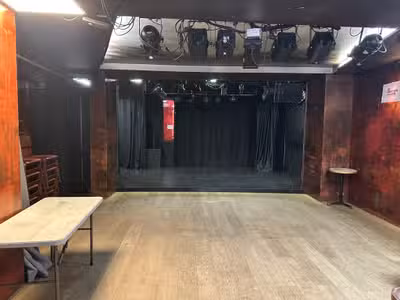 A vendre salle de spectacle + 2 salles de cours.