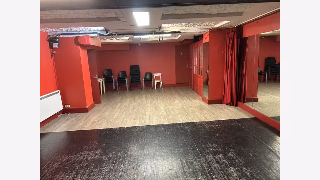 A vendre salle de spectacle + 2 salles de cours.
