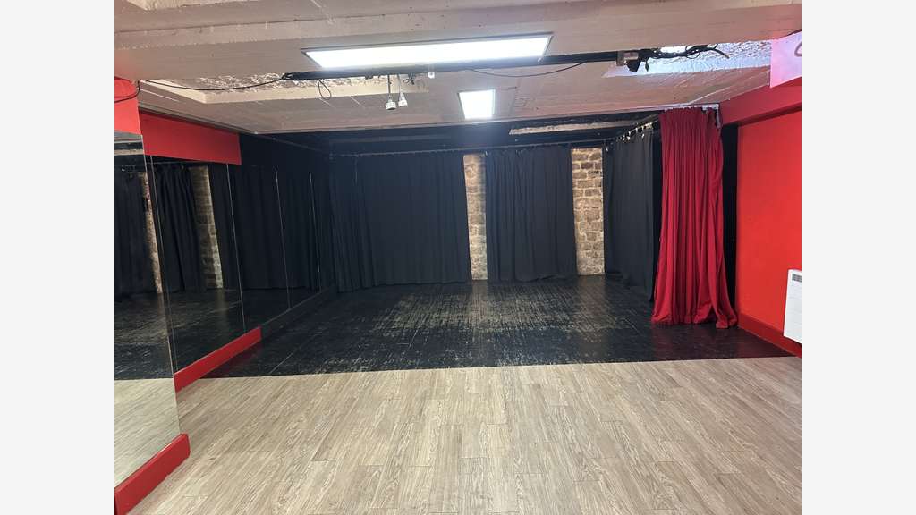 A vendre salle de spectacle + 2 salles de cours.