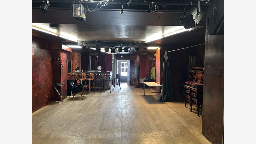 A vendre salle de spectacle + 2 salles de cours.