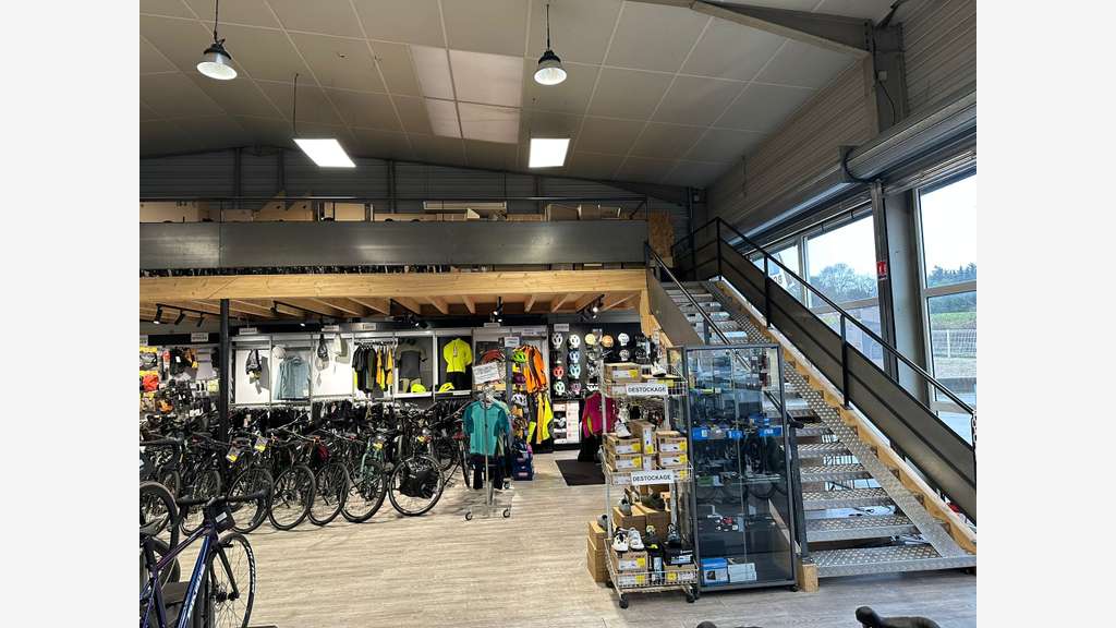 AV magasin vélos à l'entrée de Montpellier Ouest
