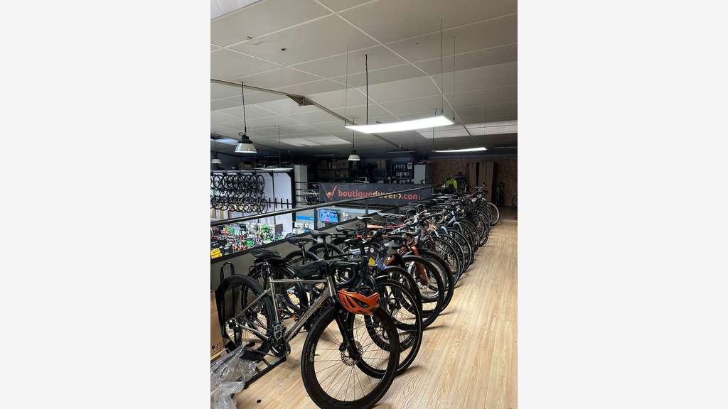 AV magasin vélos à l'entrée de Montpellier Ouest