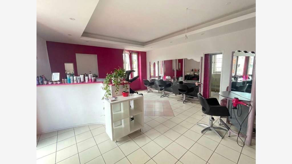 Vente salon coiffure 46m² avec un garage à Ceyrat