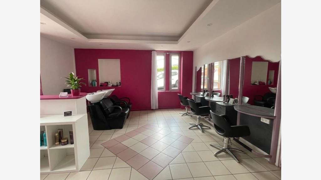 Vente salon coiffure 46m² avec un garage à Ceyrat