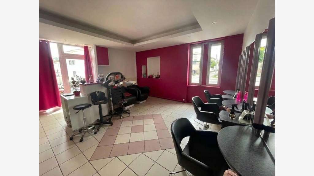 Vente salon coiffure 46m² avec un garage à Ceyrat