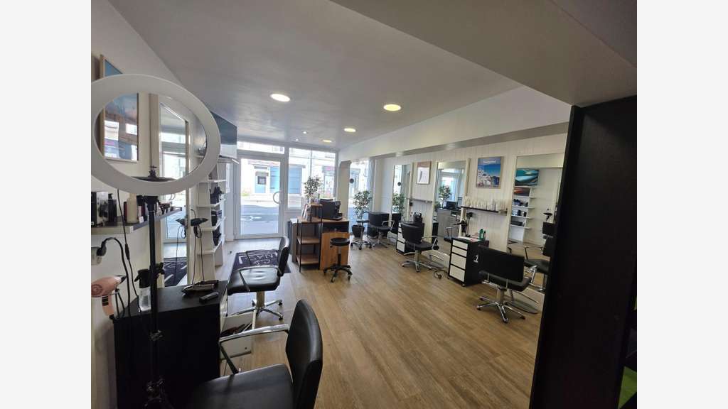 Vente salon de coiffure de 134m² à La Ménitré