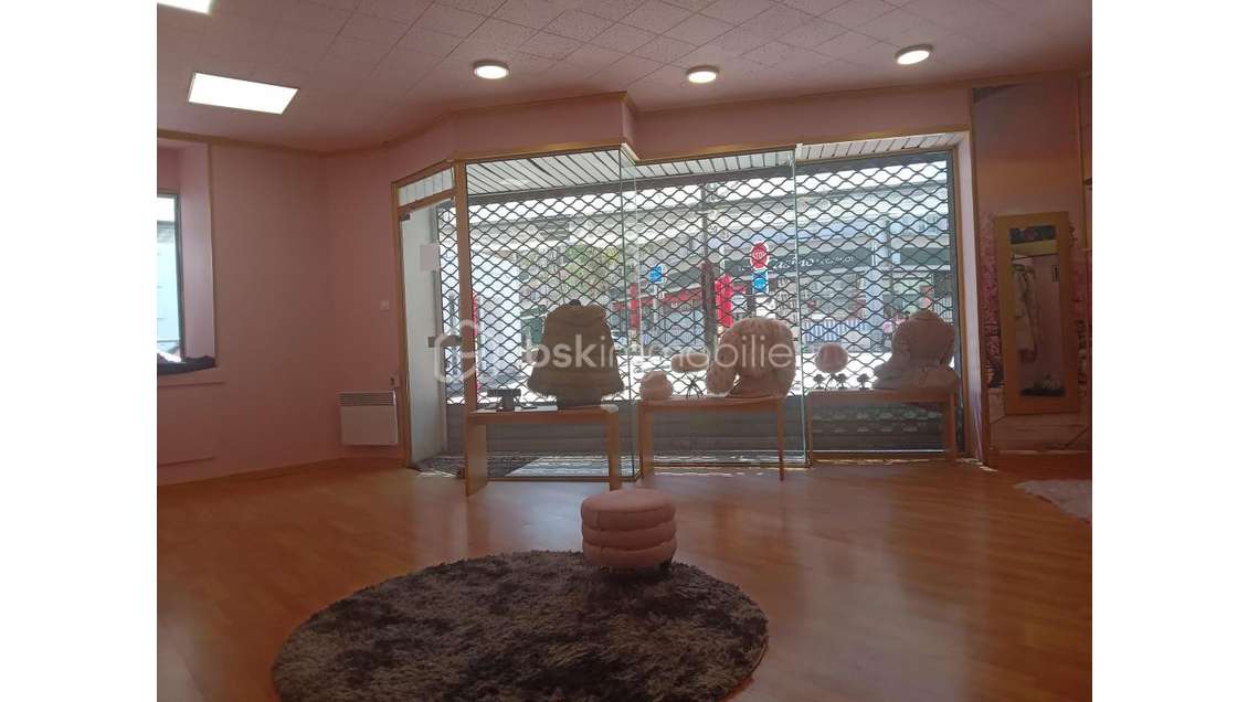 Vente FDC friperie en rue commerçante de Pau