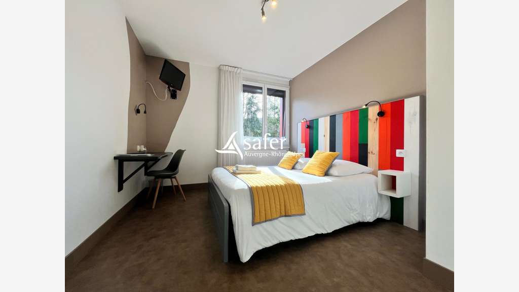 Vente hôtel ** + appartement de fonction Mazeyrat