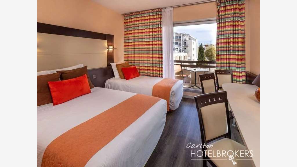 Hotel bureau*** A pied de la plage
