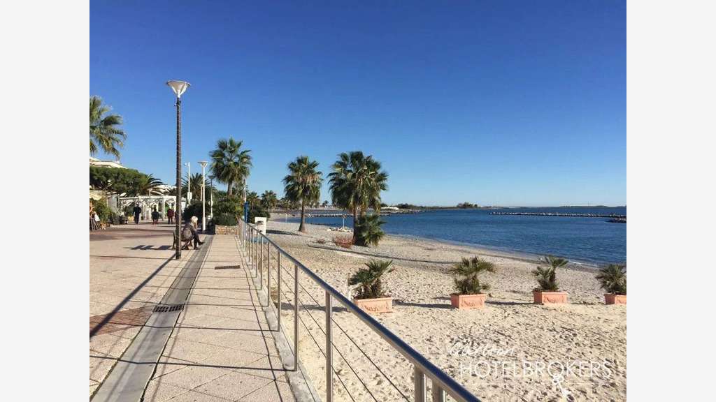 Hotel bureau*** A pied de la plage