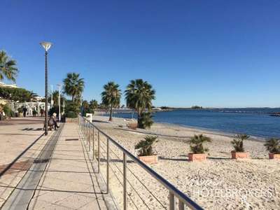 Hotel bureau*** A pied de la plage