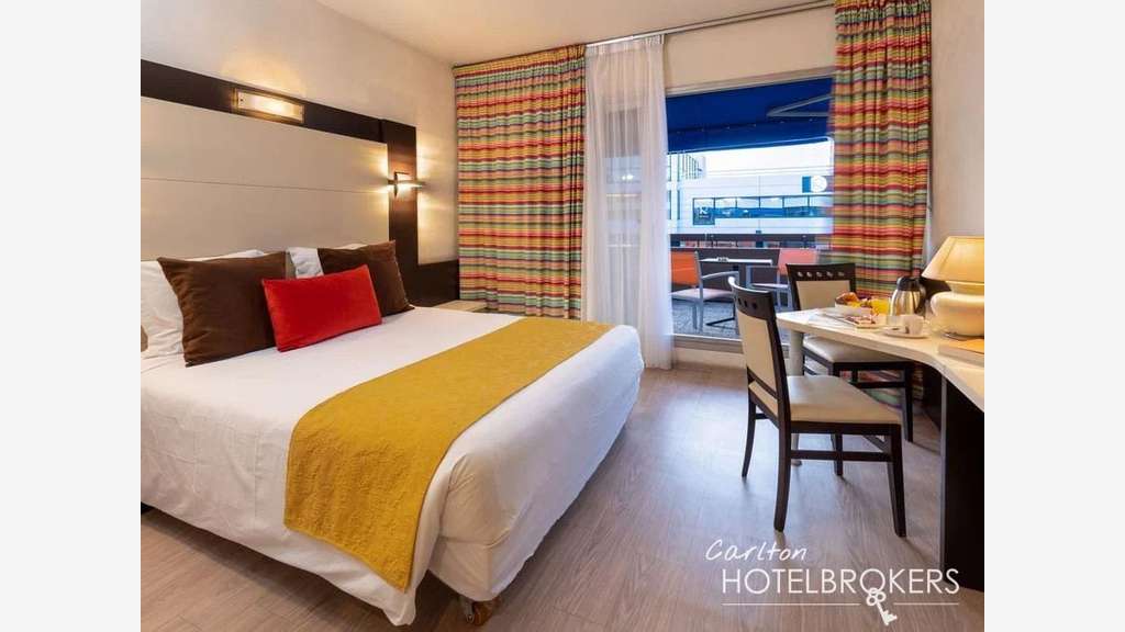 Hotel bureau*** A pied de la plage