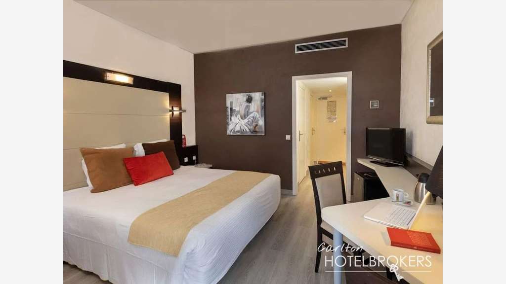 Hotel bureau*** A pied de la plage