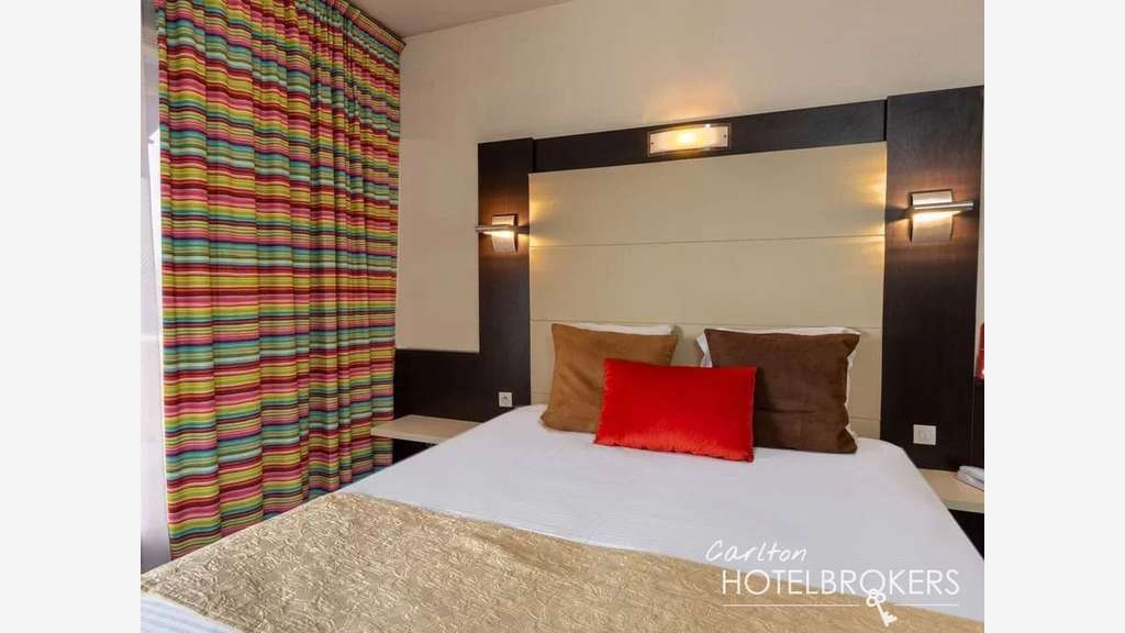 Hotel bureau*** A pied de la plage