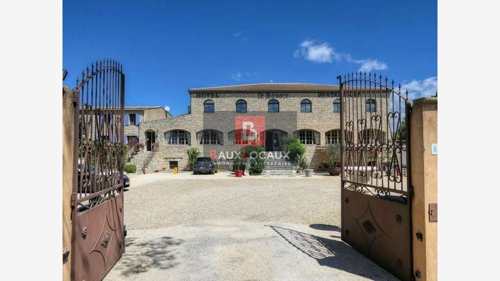 Complexe hôtel et logements à vendre dans le 84
