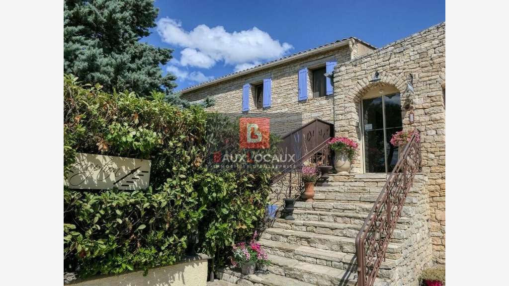 Complexe hôtel et logements à vendre dans le 84