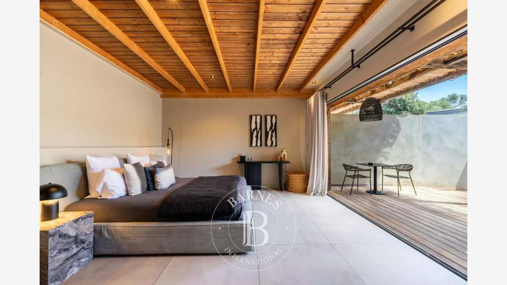 AV hôtel 345m² cadre exceptionnel à Bonifacio