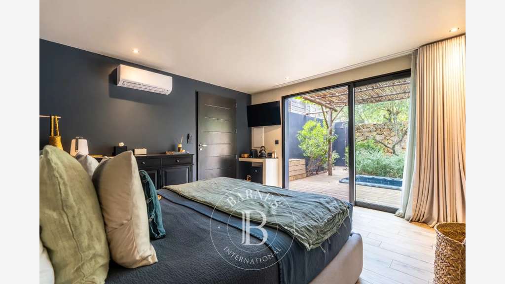 AV hôtel 345m² cadre exceptionnel à Bonifacio