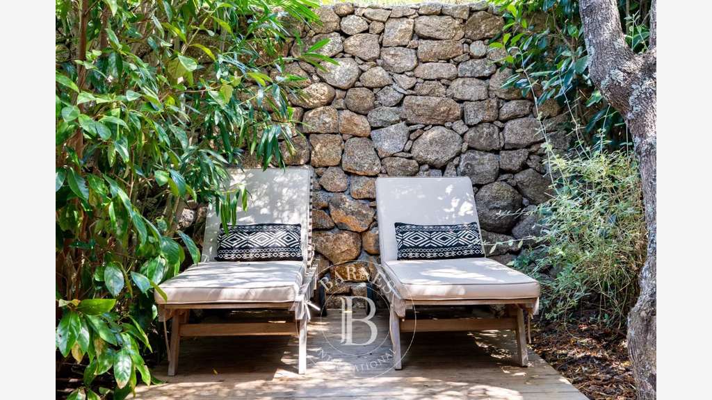 AV hôtel 345m² cadre exceptionnel à Bonifacio