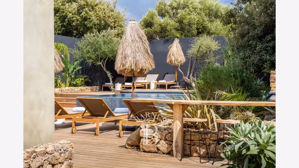 AV hôtel 345m² cadre exceptionnel à Bonifacio