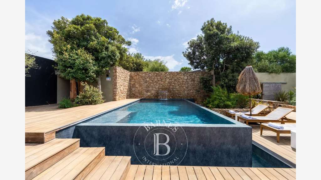 AV hôtel 345m² cadre exceptionnel à Bonifacio