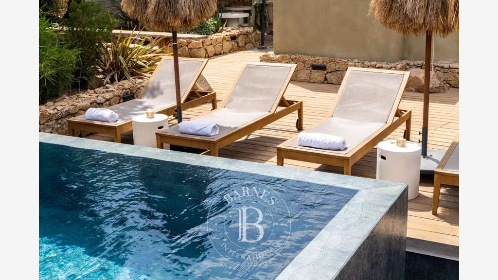 AV hôtel 345m² cadre exceptionnel à Bonifacio