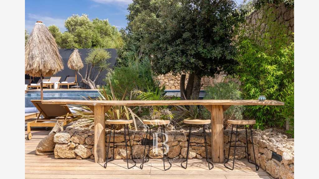 AV hôtel 345m² cadre exceptionnel à Bonifacio