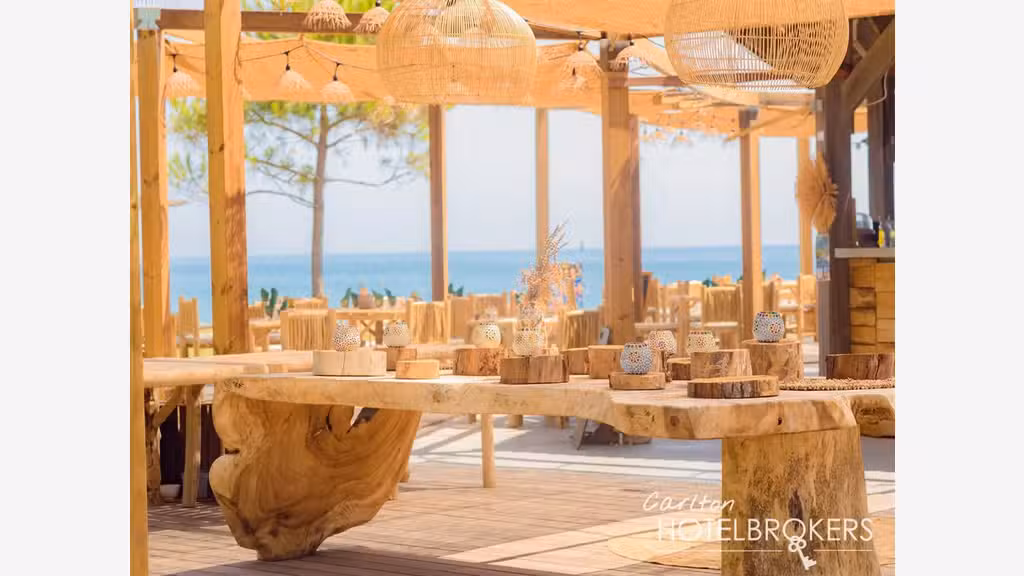 AV hôtel **** restaurant sur une plage de Corse