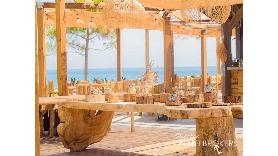 AV hôtel **** restaurant sur une plage de Corse