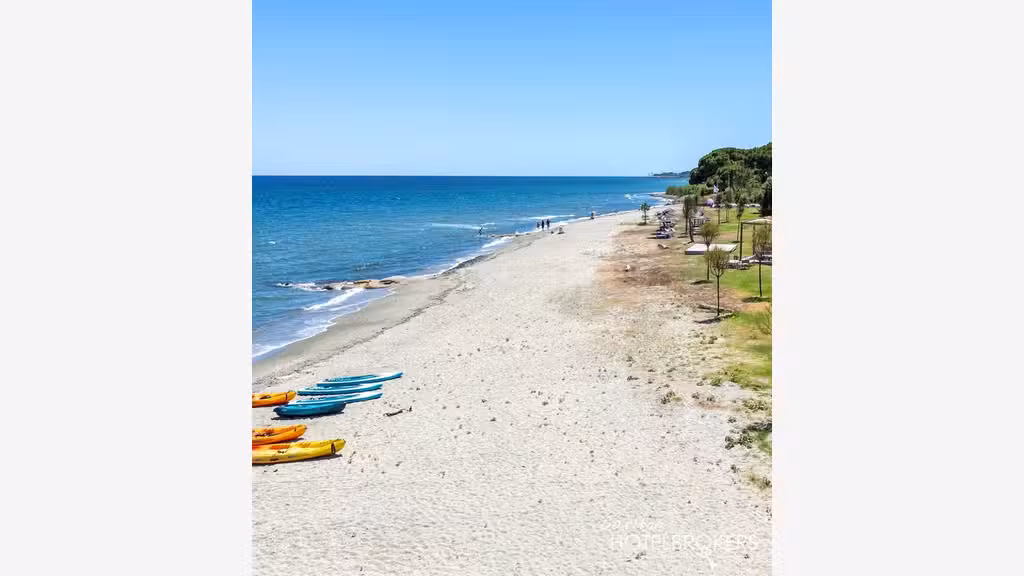 AV hôtel **** restaurant sur une plage de Corse