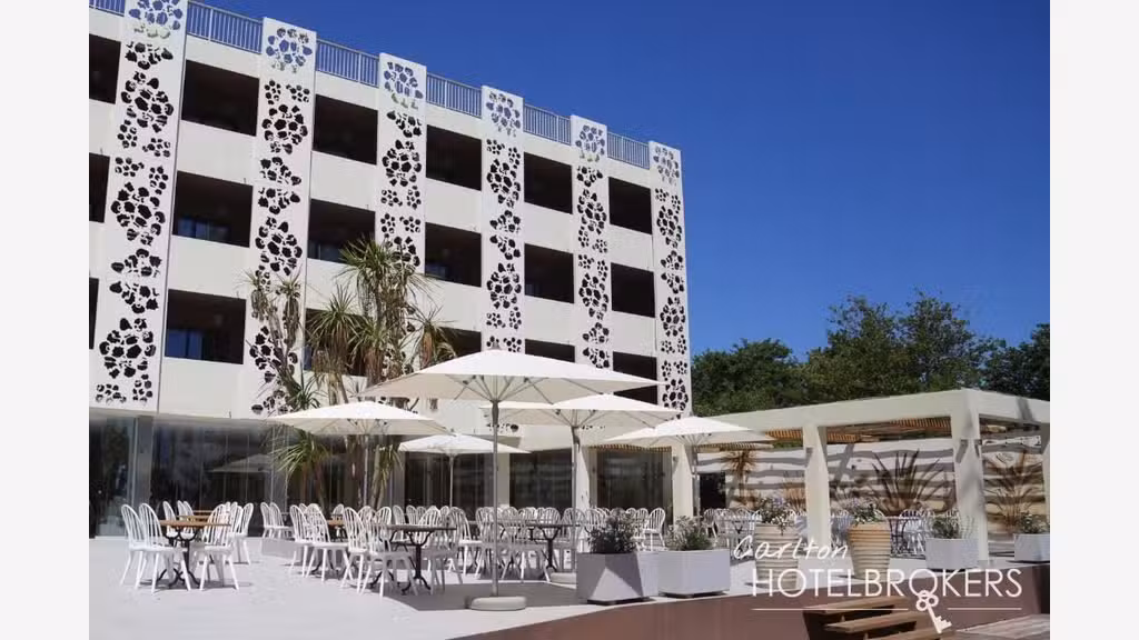 AV hôtel **** restaurant sur une plage de Corse