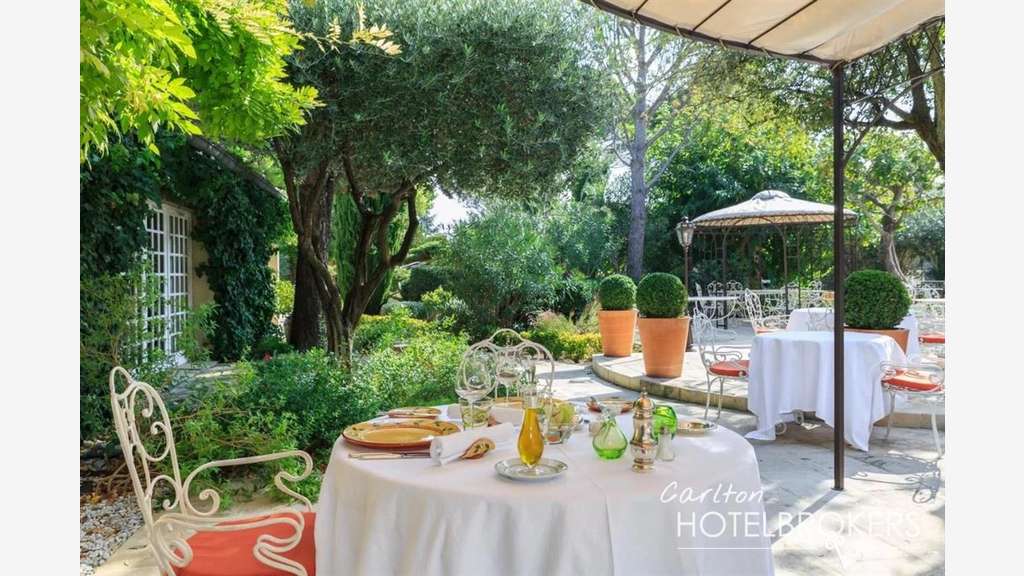 AV hôtel ***** spa et restaurant gastronomique 84