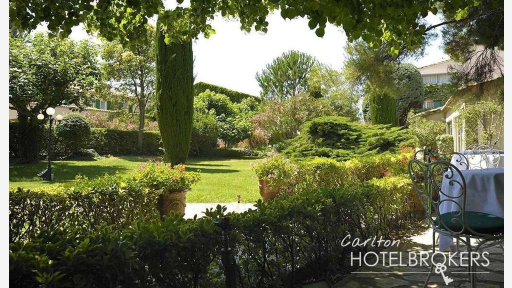 AV hôtel ***** spa et restaurant gastronomique 84
