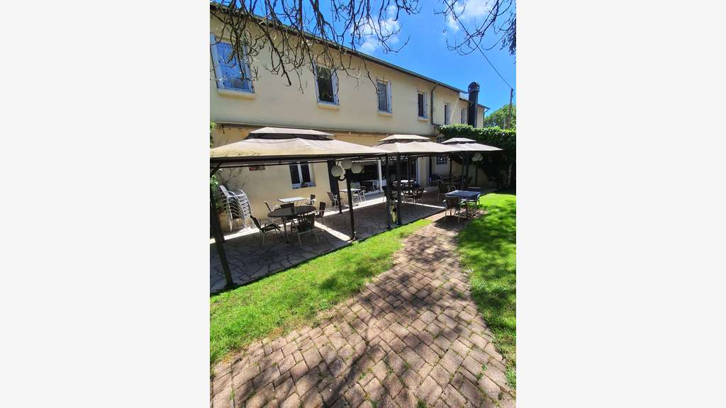 AV hôtel restaurant avec lic IV et murs en Mayenne