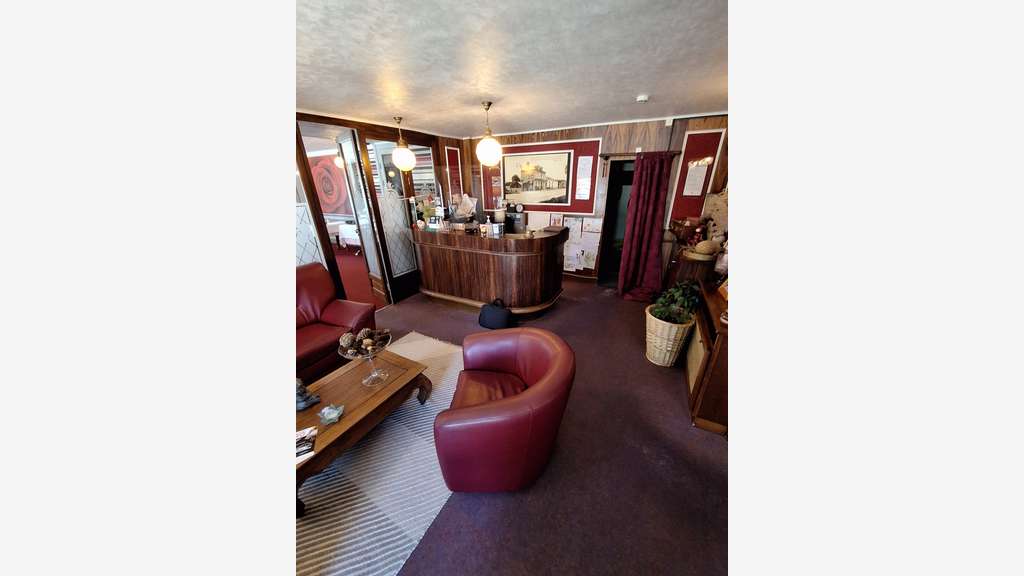 AV hôtel restaurant avec lic IV et murs en Mayenne
