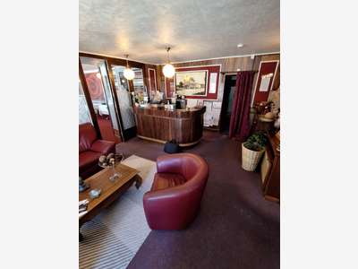 AV hôtel restaurant avec lic IV et murs en Mayenne